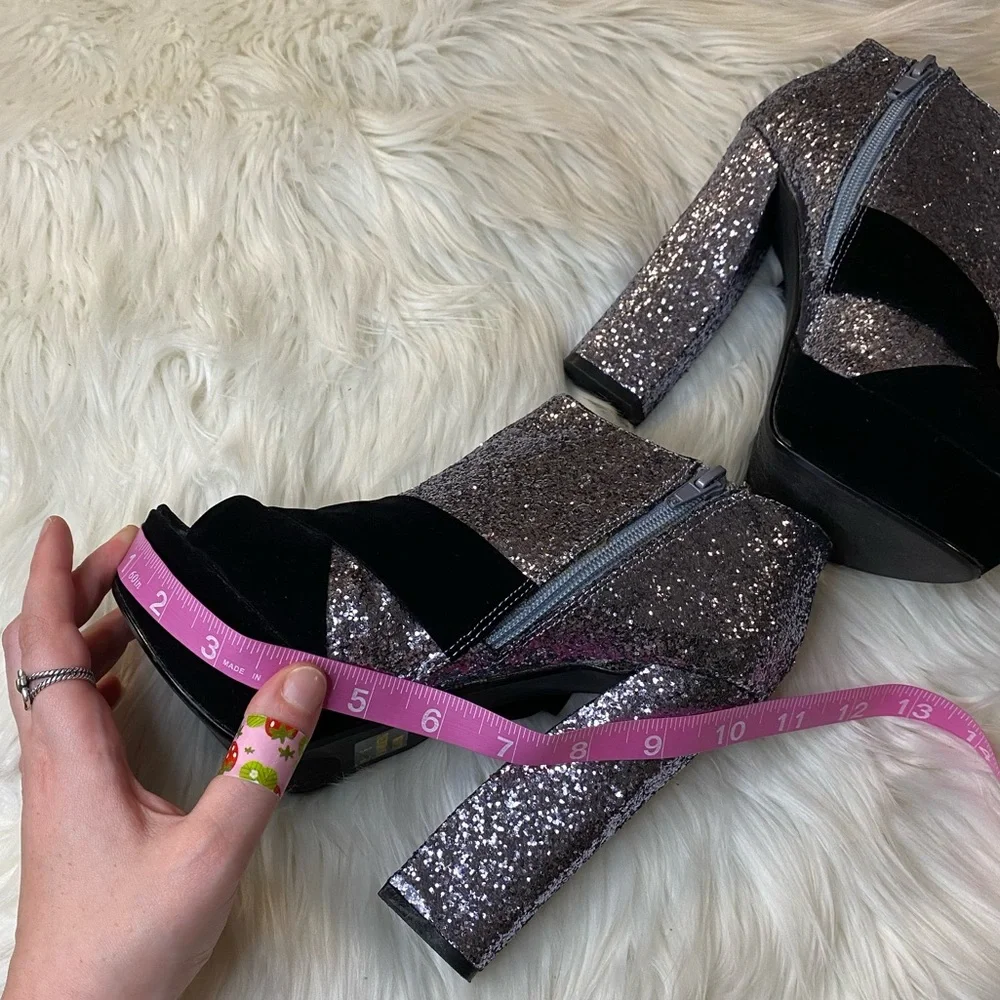Charlotte Russe size 6 black & silver new year’s heels